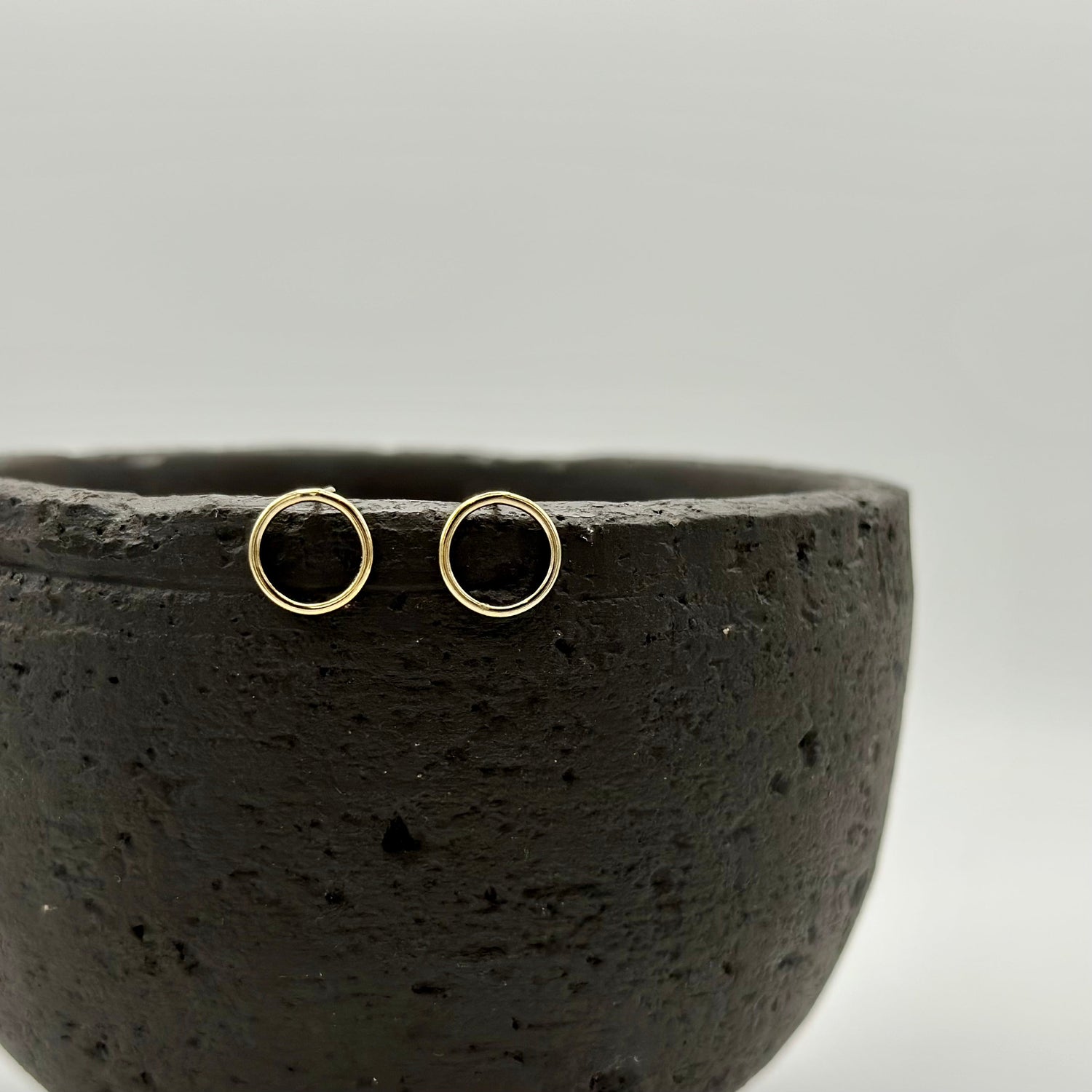 GOLD CIRCLE STUD EARRINGS