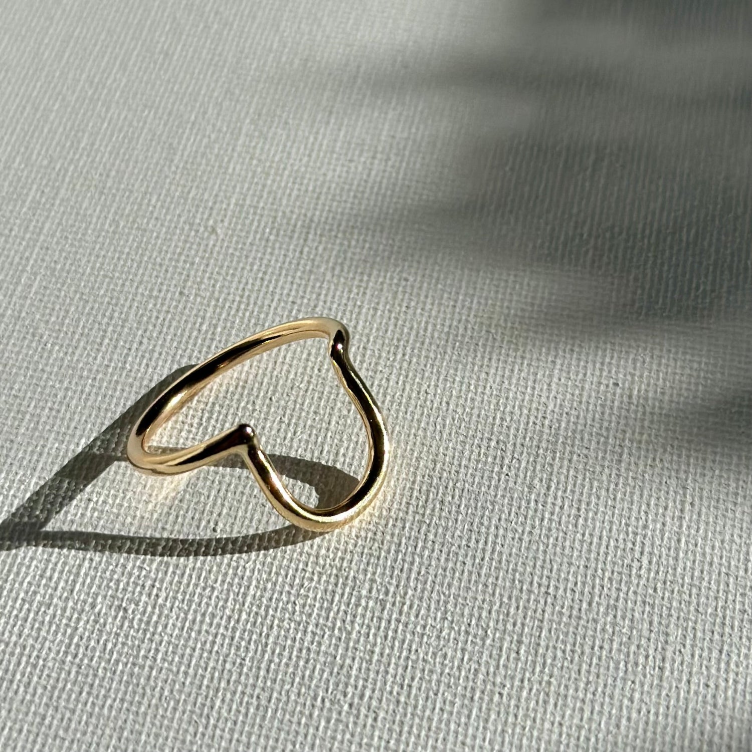 GOLD HORSESHOE SHAPE RING